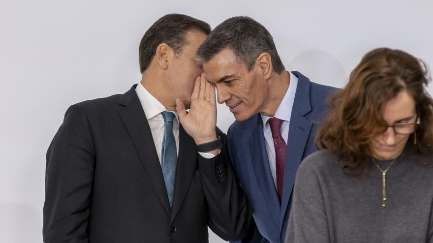 Pedro Sánchez con el primer ministro de Portugal, Luís Montenegro, durante la XVI Cumbre Hispano-Lusa