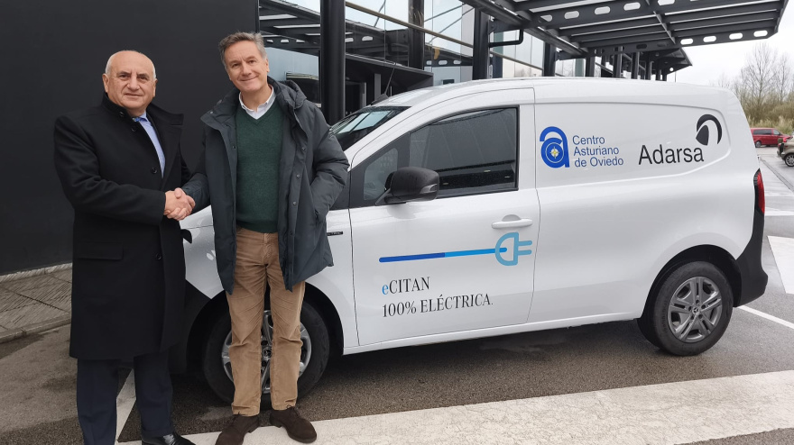 Gerardo Martínez Quesada, presidente del Centro Asturiano, y Luis Abella González, gerente de los concesionarios Adarsa de Siero y Avilés