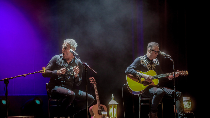 Carlos Tarque (voz, i) y Ricardo Ruipérez (guitarra) componentes de M-Clan ofrecen un concierto acústico en el Teatro Circo en el marco del festival Inverfest 2022. M-Clan, convertida en referente para muchos, es considerada como una de las mejores bandas de rock que han existido en España en los últimos años. Desde sus inicios quedó clara la pasión de la banda por el rock sureño, muy presente en sus dos primeros trabajos "Un Buen Momento" y "Coliseum", sin embargo, su estilo ha ido evolucionando a lo largo de los años, hasta fusionar a la el blues con el soul, el rythm & blues, y el hard rock más setentero.