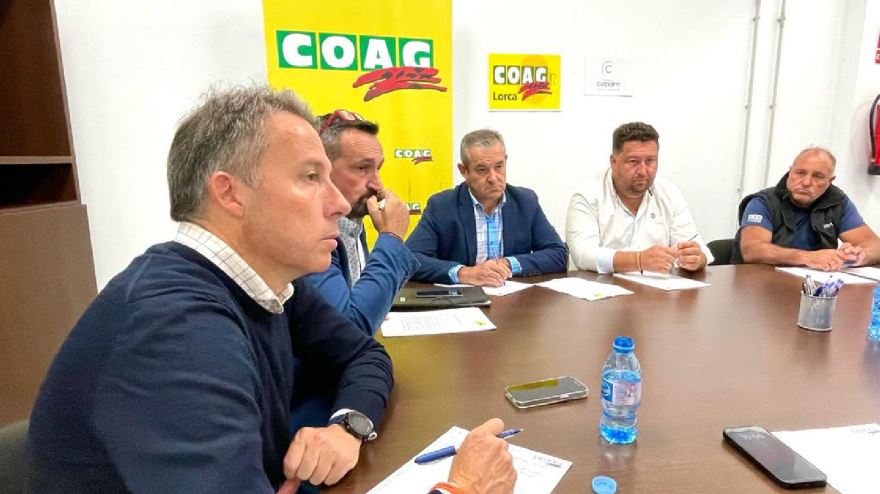 Plácido Pérez Chuecos en una reunión con el alcalde de Lorca, Fulgencio Gil