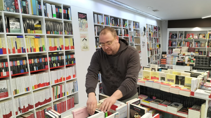 Roger Palazón, en su librería en Lorca