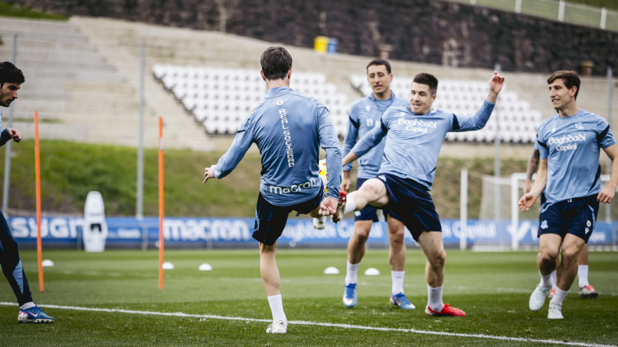 Zubeldia disputa un balón bajo la atenta mirada de Oyarzabal y Aihen