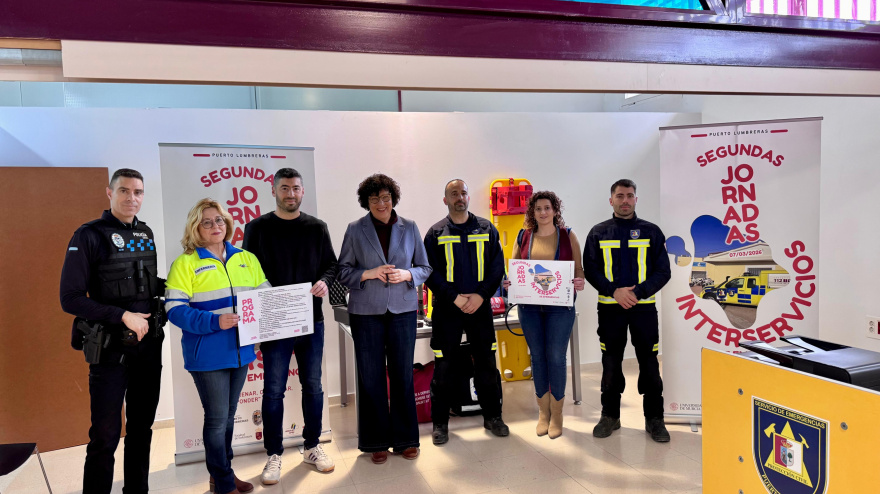 La alcaldesa de Puerto Lumbreras, en el centro, durante la presentación de las segundas Jornadas Interemergencias