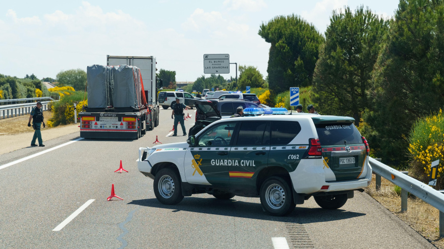 La Guardia Civil hace controles a camiones en una carretera de Sahagún