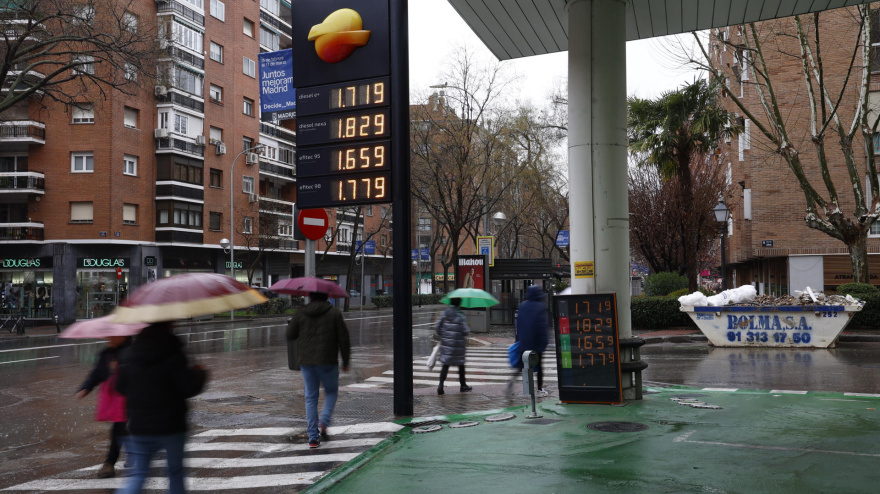 Precios de los distintos tipos de gasolina y gasoil anunciados en una gasolinera de Madrid