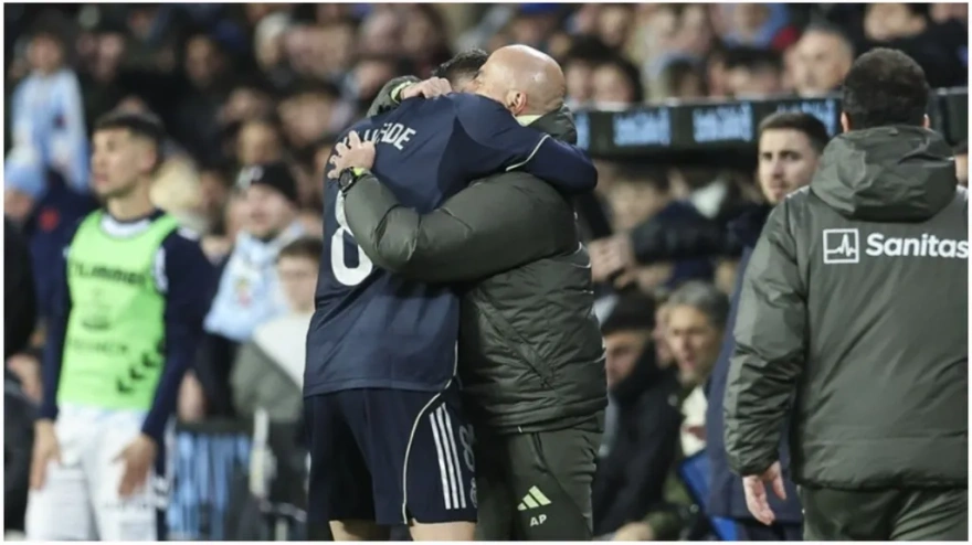 Fede Valverde abraza a Pintus y le dedica el gol que dio la victoria al Real Madrid en Balaídos.
