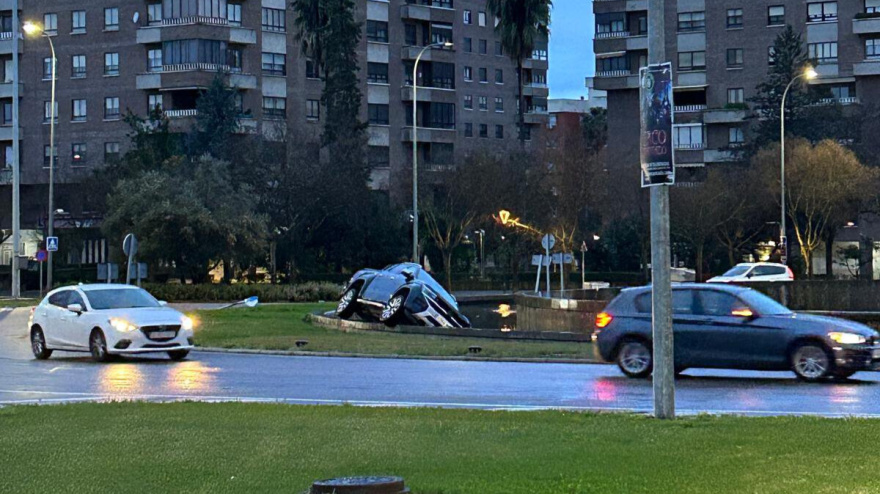 Automóvil en la fuente