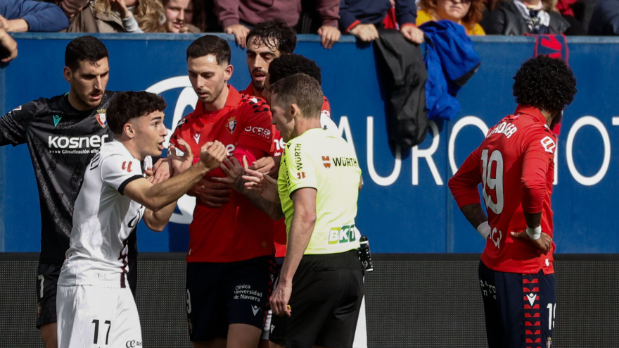 Jan Virgili protesta su expulsión al colegiado canario Hernández Hernández.
