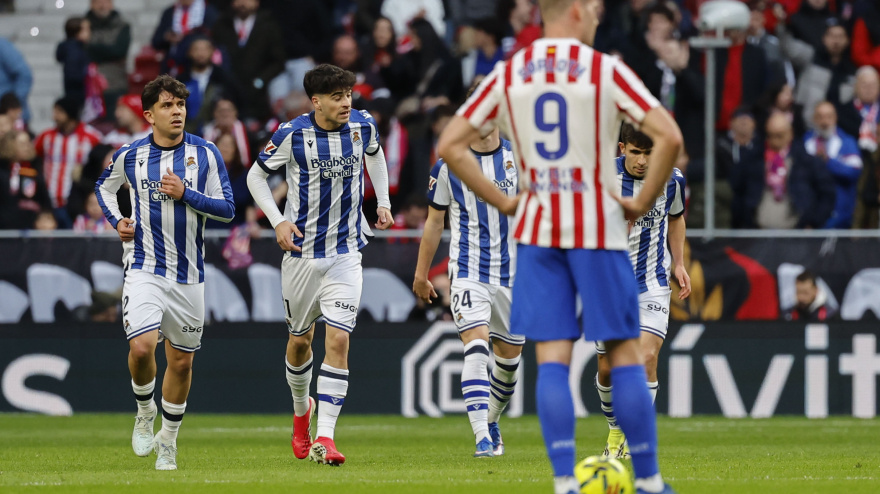 Los jugadores de la Real Sociedad celebran el gol de Carlos Soler ante el Atlético