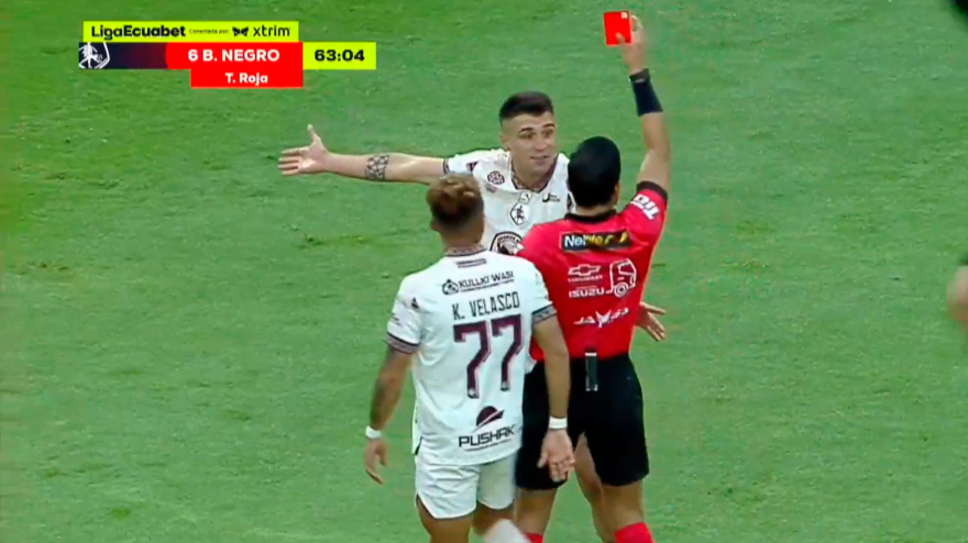 Brian Negro recibe la expulsión directa después de su durísima entrada.