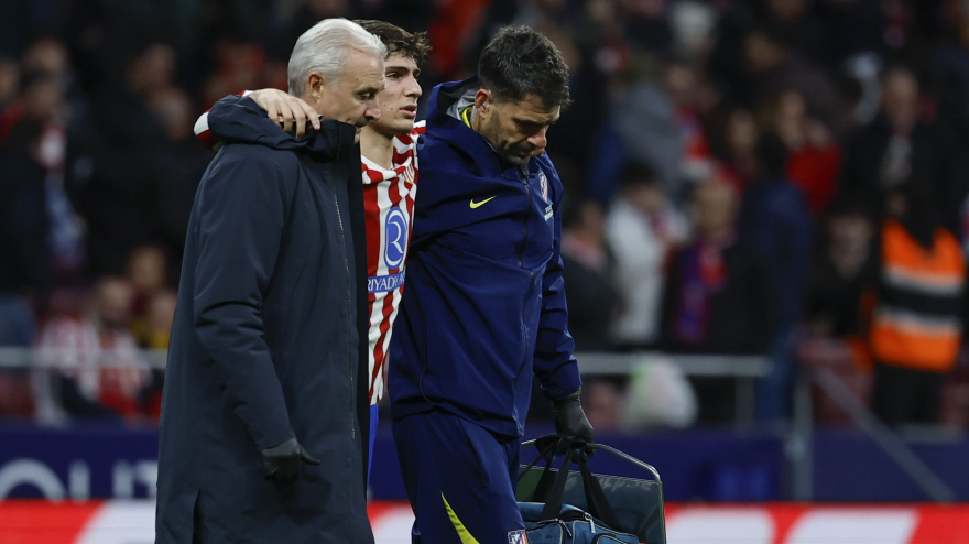 Rodrigo Mendoza se retira lesionado tras el Atlético-Real Sociedad