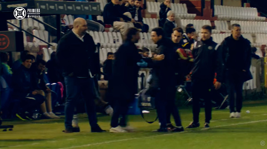 Momento de tensión entre el entrenador del Mérida y el médico del club