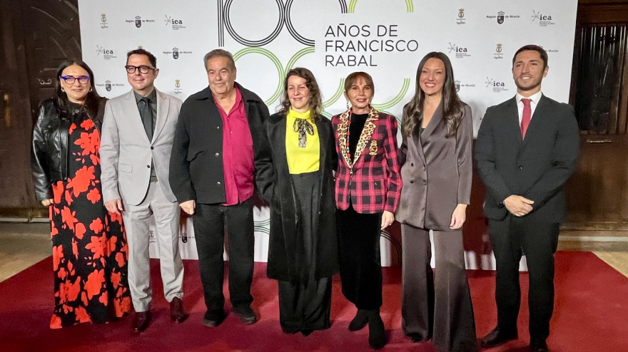 Eva Llorach junto a representantes del gobierno regional y del Ayuntamiento de Águilas