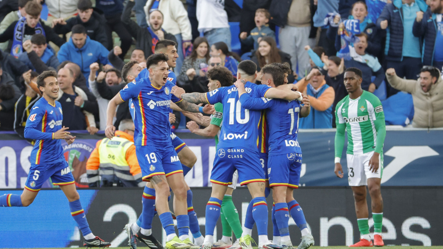 Los jugadores del Getafe celebran el gol de Kiko Femenía ante el Betis