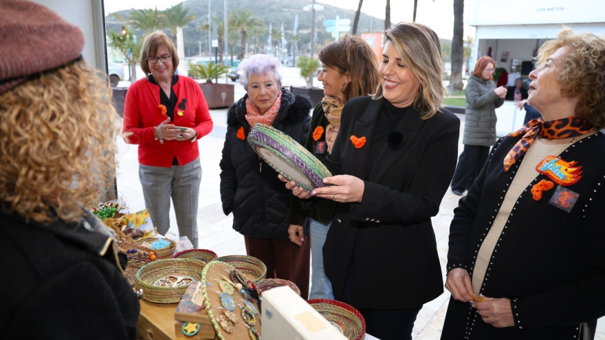 aLCALDESA VISTANDO STANDS