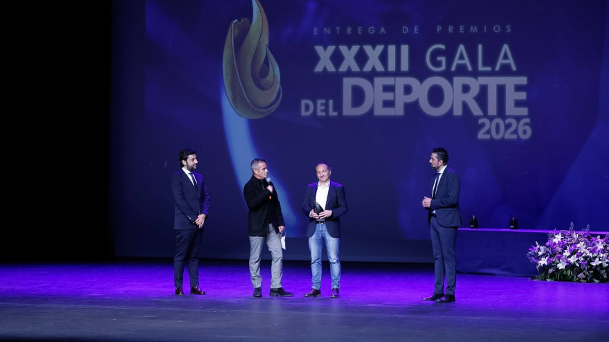 Víctor Fimbres y David Navarro, recibiendo el galardón en el Auditorio Margarito Lozano