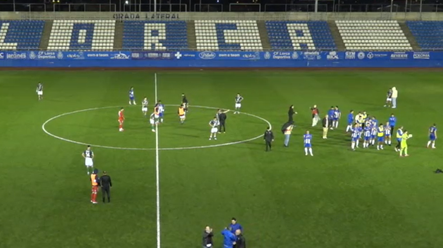 Momento del final del partido y los jugadores del CF Lorca Deportiva saludan a sus aficionados en las gradas del Artés Carrasco.