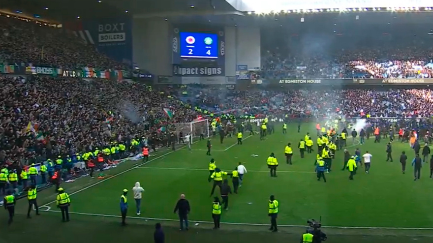 Una de las imágenes del caos al término del Celtic-Rangers, de cuartos de final de la Copa de Escocia