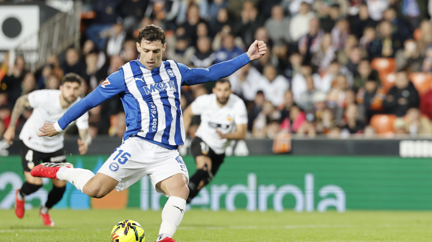 El delantero argentino del Alavés Lucas Boyé marca de penalti el primer gol de su equipo durante el partido de LaLiga entre el Valencia y del Deportivo Alavés, este domingo en el estadio de Mestalla.