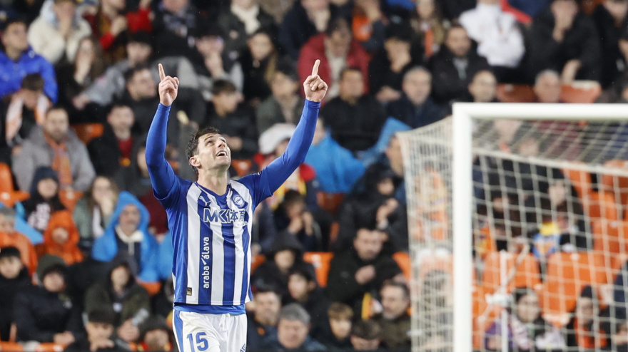 El delantero argentino del Alavés Lucas Boyé celebra su gol, segundo del equipo vitoriano, durante el partido de la jornada 27 de LaLiga entre el Valencia CF y el Deportivo Alavés, este domingo en el estadio de Mestalla.