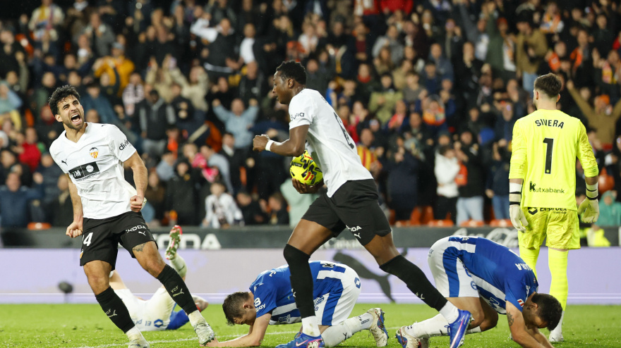 El defensa suizo del Valencia Eray Cömert (i) celebra su gol, segundo del equipo ché, durante el partido de la jornada 27 de LaLiga entre el Valencia CF y el Deportivo Alavés, este domingo en el estadio de Mestalla.