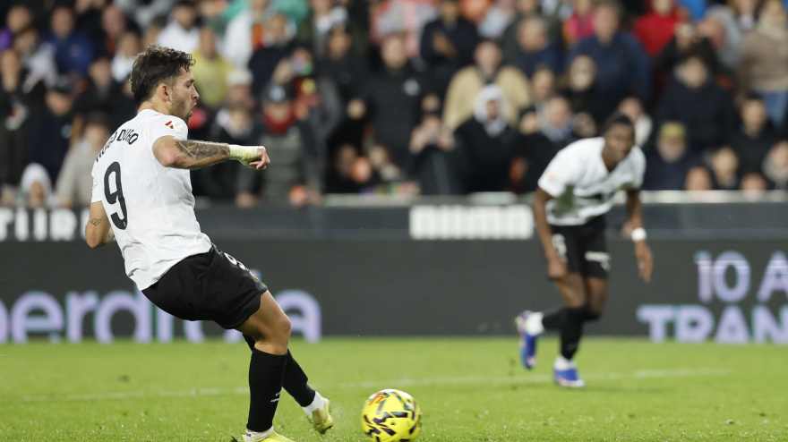 El centrocampista del Valencia Diego López marca su gol de penalti, tercer gol del equipo ché, durante el partido de la jornada 27 de LaLiga entre el Valencia CF y el Deportivo Alavés, este domingo en el estadio de Mestalla.