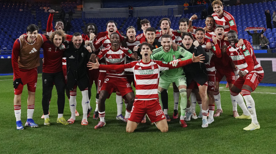 El Granada celebra su victoria en Riazor