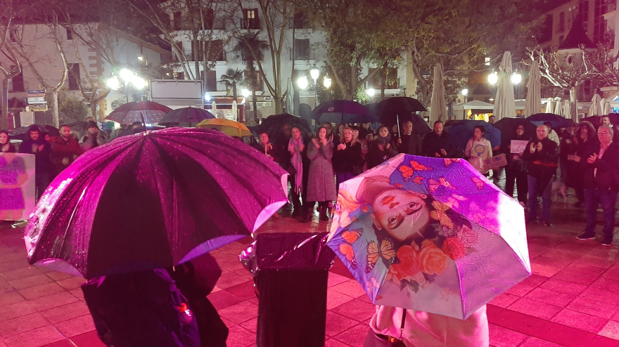 Lectura bajo los paraguas del manifiesto del 8-M en Lorca