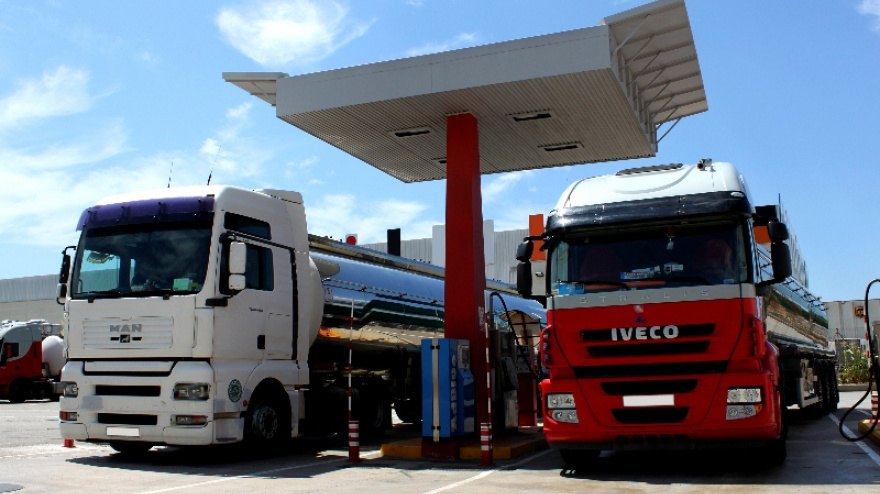 Camiones en una gasolinera