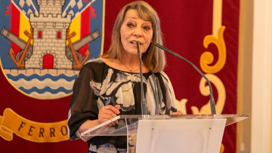 Carmen Becerra en una intervención en el concello de Ferrol