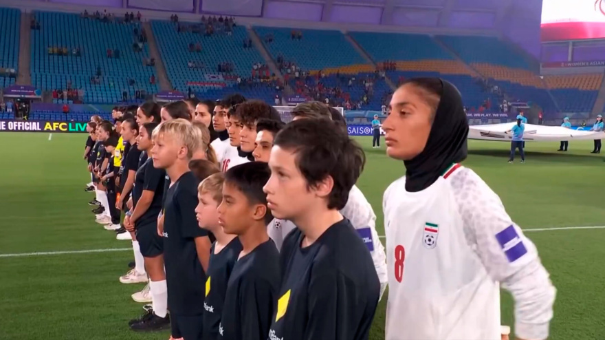 Momento en el que las jugadoras de Irán no cantan el himno