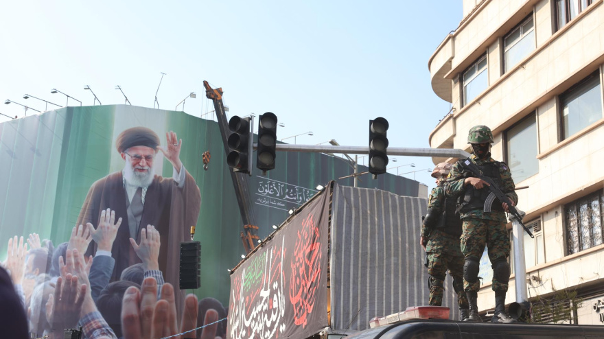 Los iraníes se reúnen en la plaza Enqelab para mostrar su apoyo al recién nombrado líder supremo, el ayatolá Mojtaba Jamenei