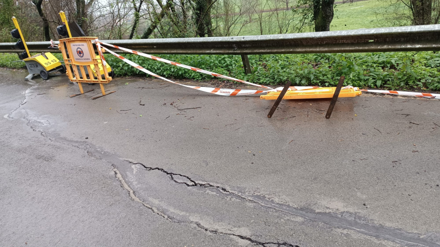 El único acceso a un pueblo de Cantabria se agrieta y pone en jaque a sus vecinos: "Se va a hundir"