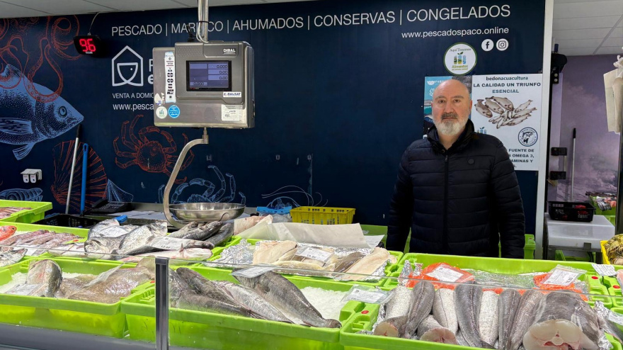 José Luis Rodríguez tras mostrador de Pescados Paco