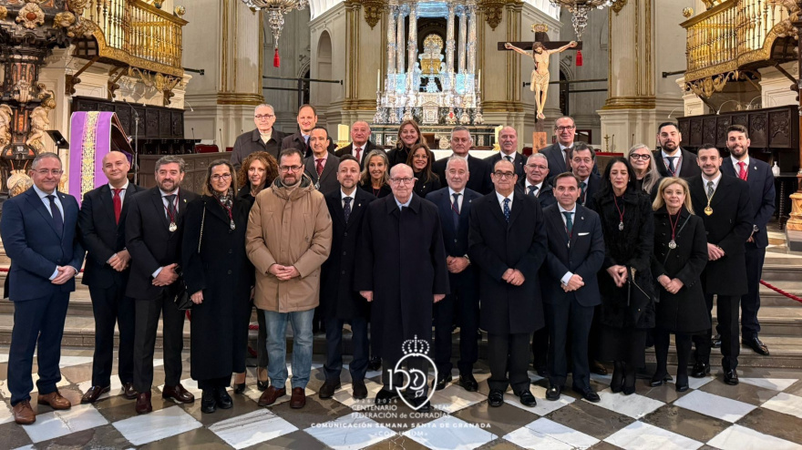 Miembros de la Federación de Cofradías, hermanos mayores y concejales tras la Eucaristía del Centenario de la Federación