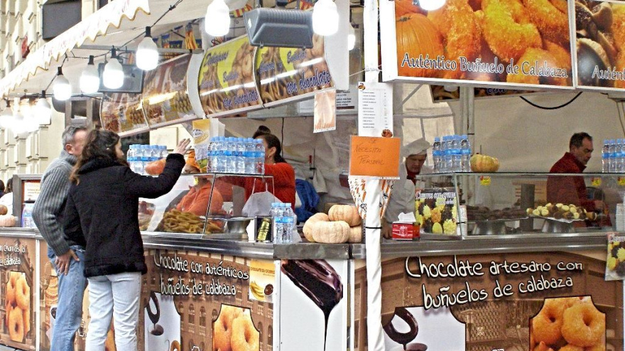 Sanidad intensifica el control en Fallas con inspecciones diarias a las churrerías en Valencia