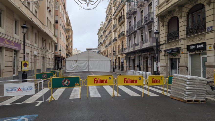 Una carpa de una falla en una calle valenciana