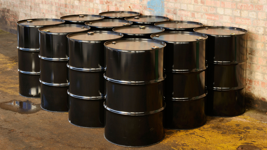 Doce bidones de aceite negros