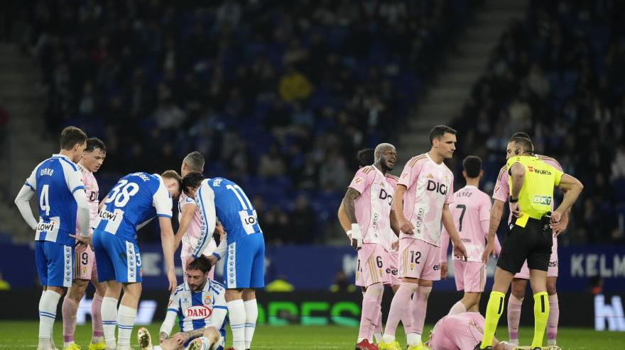 Jugadores tendidos en el suelo en el Espanyol - Oviedo