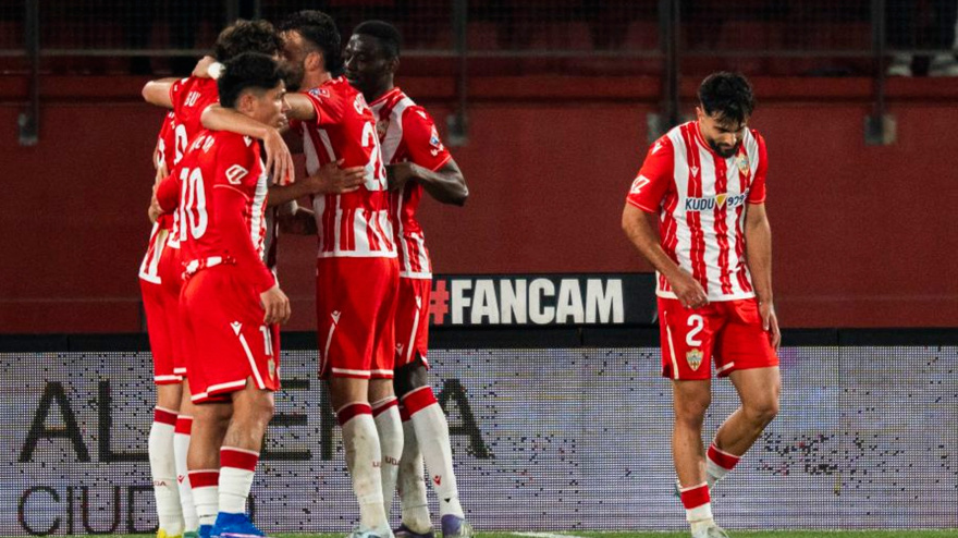 El Almería celebra uno de los tres goles marcados al partido frente a la Cultural