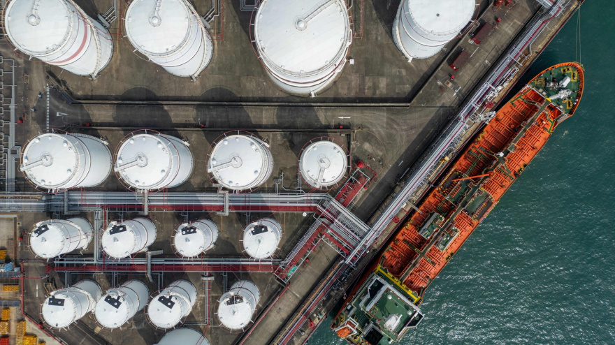Un buque petrolero atracado junto a tanques de almacenamiento de petróleo en Hong Kong