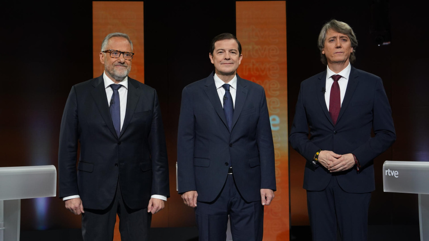 VALLADOLID, 05/03/2026.- Los candidatos de VOX, PP y PSOE a la presidencia de la Junta de Castilla y León (i-d) Carlos Pollán, Alfonso Fernández Mañueco y Carlos Martínez, posan en el estudio antes de comenzar el debate que organiza RTVE con los candidatos hoy jueves en Valladolid. EFE/Nacho Gallego