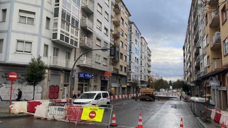 Obras en otras zonas de la ciudad como la calle Pena Trevinca tras un socavón
