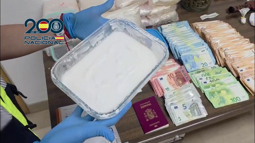 La Policía Nacional desmantela un punto de venta de sustancias estupefacientes y detiene a tres personas