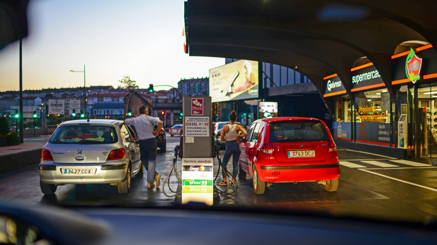 Dos personas repostan gasolina en Santiago de Compostela