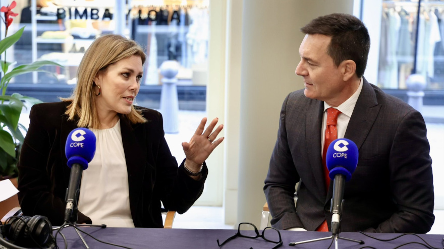 Astrid Pérez, presidenta del Parlamento de Canarias en la IX Legislatura; y Roberto González, presentador de Herrera en COPE Canarias.