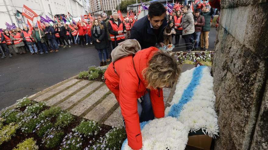 Ofrenda floral ante el lugar al monumento al 10 de Marzo