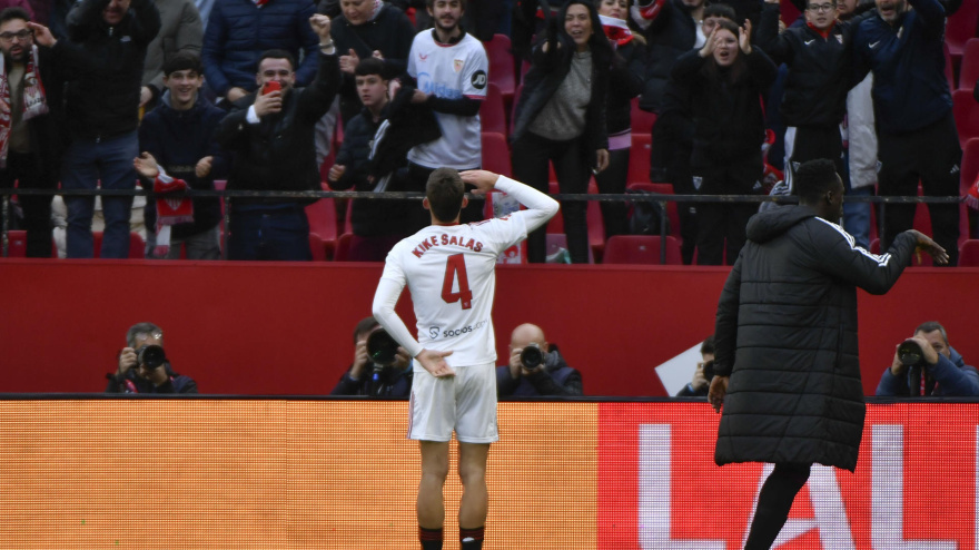 SEVILLA, 08/02/2026.- El defensa del Sevilla Kike Salas (c) celebra su gol ante el Girona durante el partido de la jornada 23 de Liga que el Sevilla y el Girona disputan este domingo en el estadio Ramón Sánchez Pizjuán de Sevilla. EFE/ Raul Caro