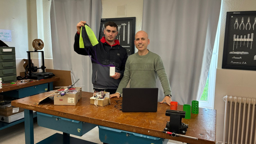 Hugo Hurtado, uno de los alumnos y Ángel Cañibano, profesor de Tecnología, con los artilugios que están desarrollando