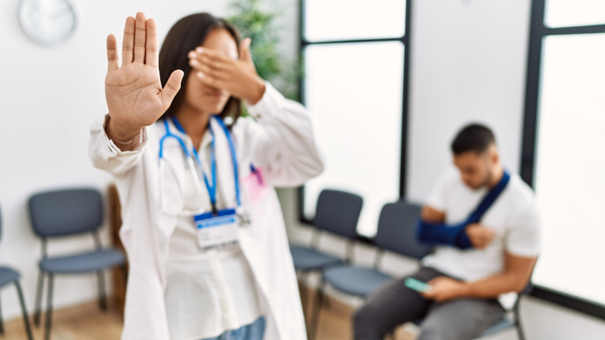 "Sé dónde vives y cuál es el colegio de tus hijos": Málaga registra en un año 72 agresiones a médicos